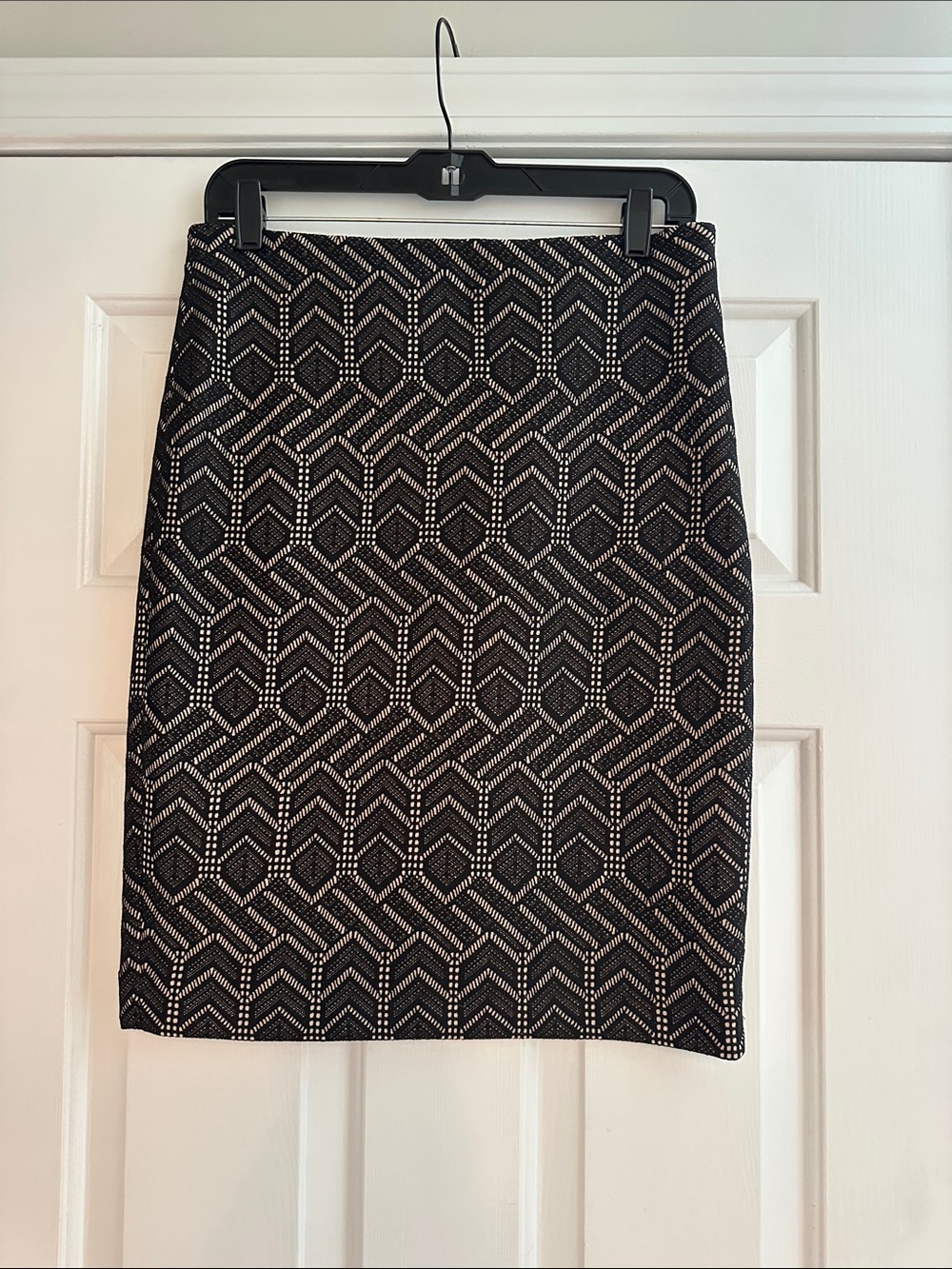 Ann Taylor Black and Cream Geometric Pencil Skirt Size 4